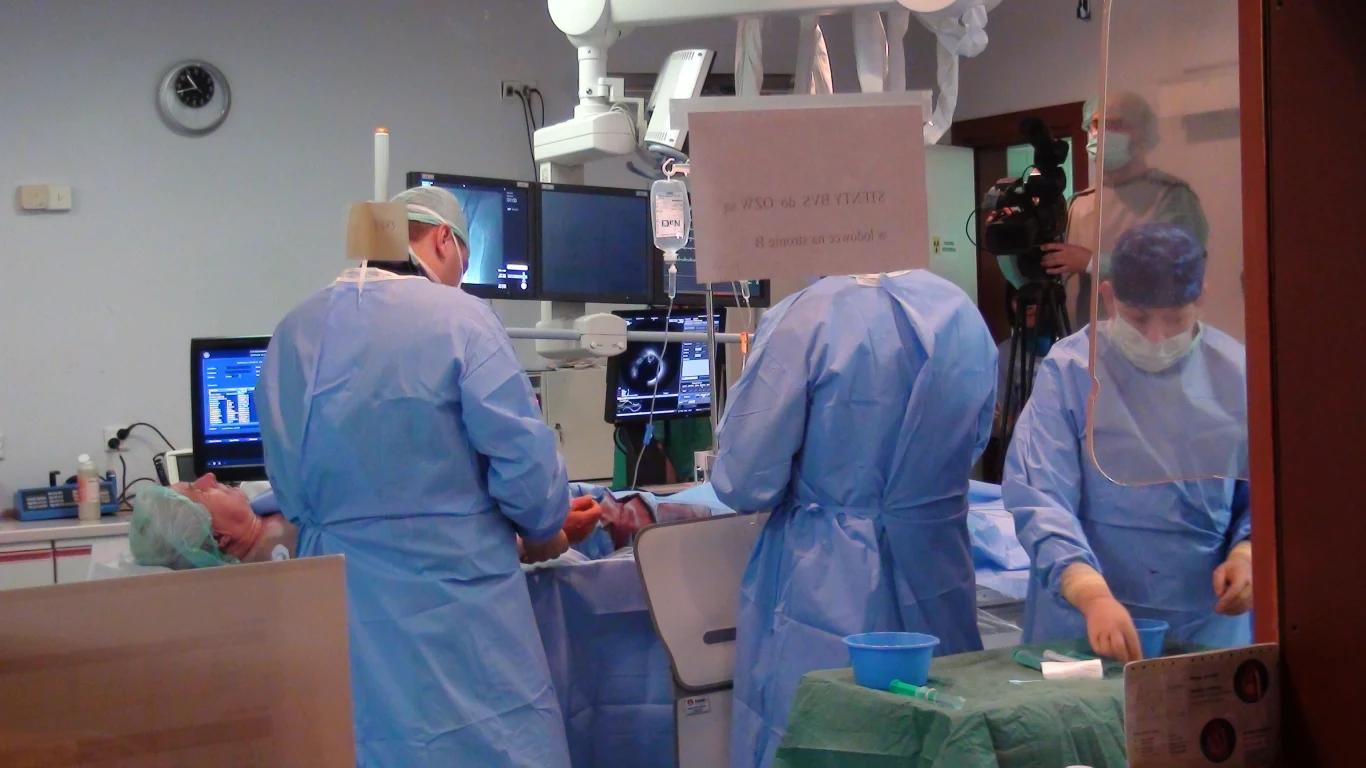 Zabieg przeprowadził zespół kardiologów pod przewodnictwem Profesora Dariusza Dudka z Pracowni Hemodynamiki i Angiografii Szpitala Uniwersyteckiego w Krakowie 