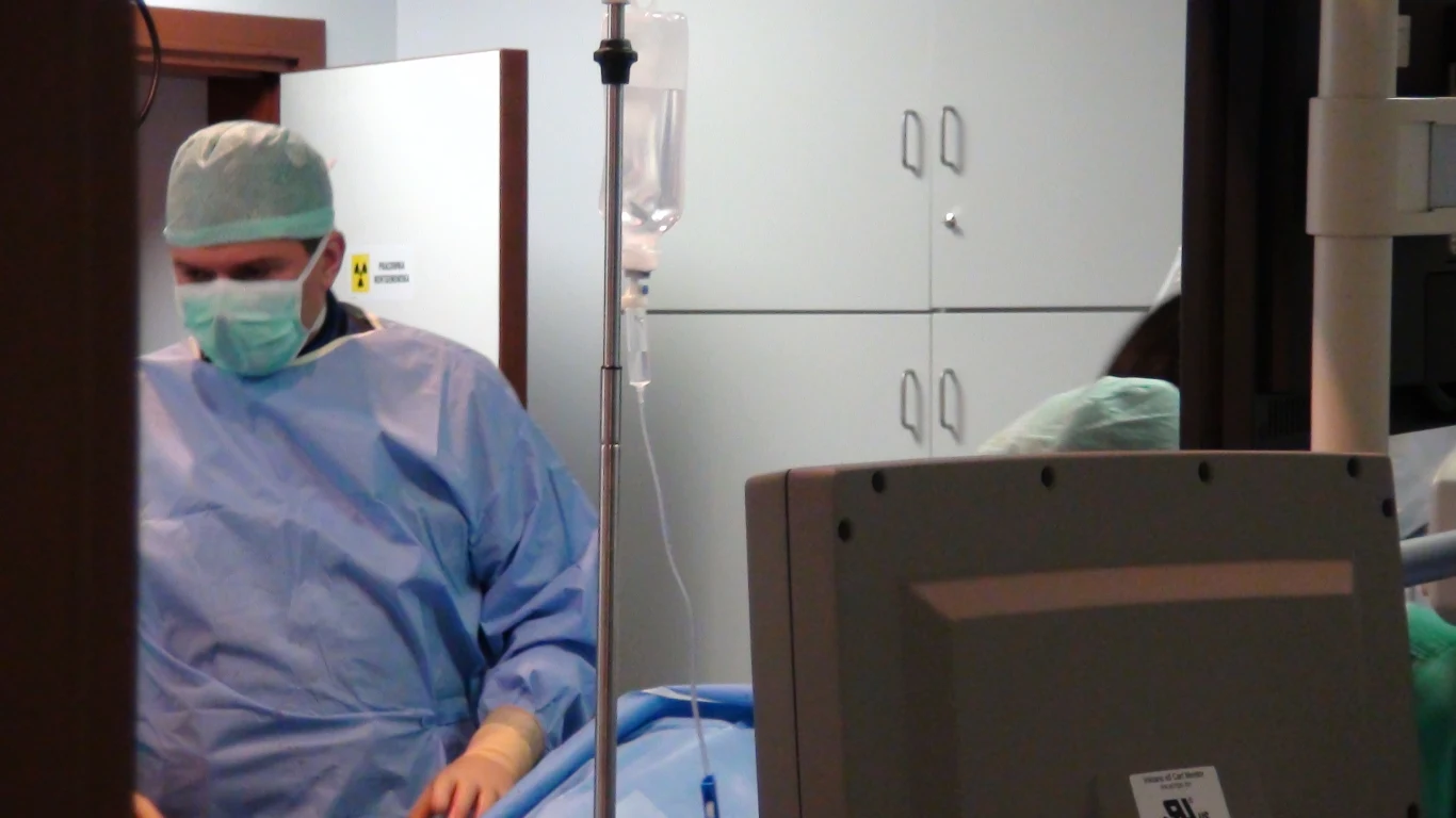 Zabieg przeprowadził zespół kardiologów pod przewodnictwem Profesora Dariusza Dudka z Pracowni Hemodynamiki i Angiografii Szpitala Uniwersyteckiego w Krakowie 