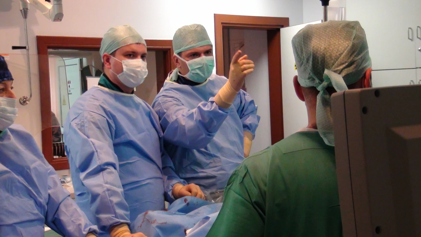 Zabieg przeprowadził zespół kardiologów pod przewodnictwem Profesora Dariusza Dudka z Pracowni Hemodynamiki i Angiografii Szpitala Uniwersyteckiego w Krakowie 
