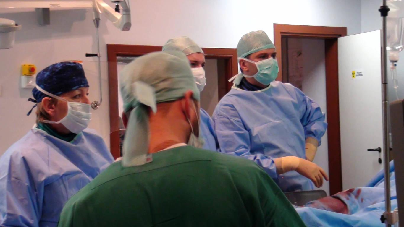 Zabieg przeprowadził zespół kardiologów pod przewodnictwem Profesora Dariusza Dudka z Pracowni Hemodynamiki i Angiografii Szpitala Uniwersyteckiego w Krakowie 