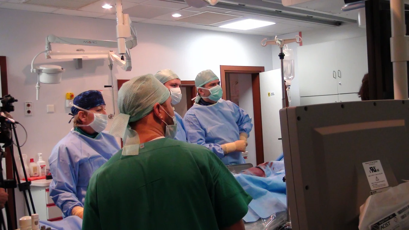 Zabieg przeprowadził zespół kardiologów pod przewodnictwem Profesora Dariusza Dudka z Pracowni Hemodynamiki i Angiografii Szpitala Uniwersyteckiego w Krakowie 