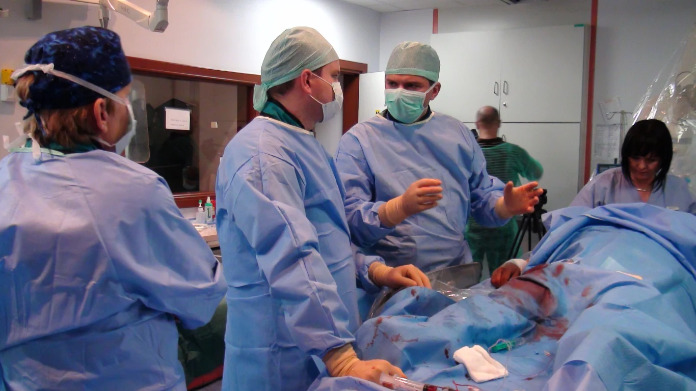 Zabieg przeprowadził zespół kardiologów pod przewodnictwem Profesora Dariusza Dudka z Pracowni Hemodynamiki i Angiografii Szpitala Uniwersyteckiego w Krakowie 