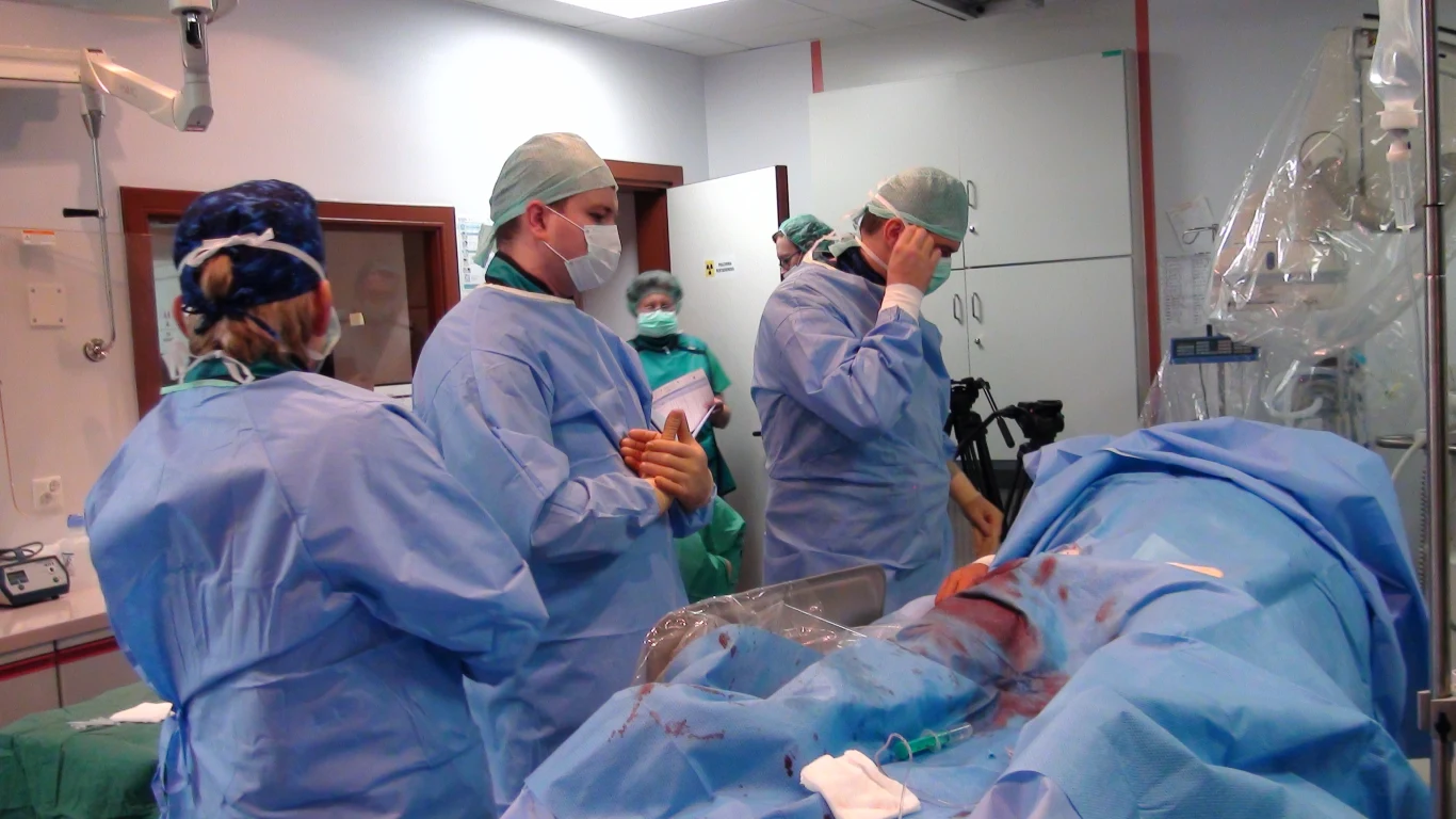 Zabieg przeprowadził zespół kardiologów pod przewodnictwem Profesora Dariusza Dudka z Pracowni Hemodynamiki i Angiografii Szpitala Uniwersyteckiego w Krakowie 