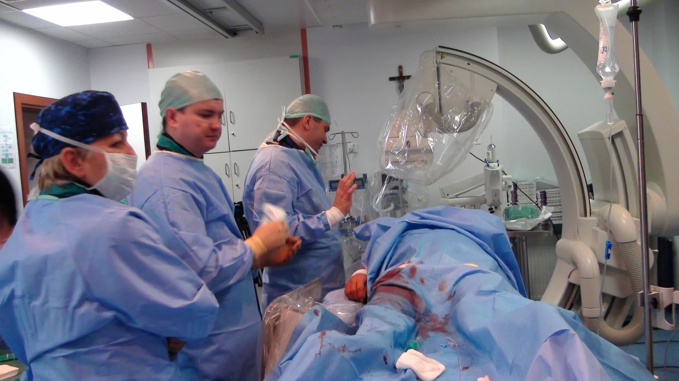 Zabieg przeprowadził zespół kardiologów pod przewodnictwem Profesora Dariusza Dudka z Pracowni Hemodynamiki i Angiografii Szpitala Uniwersyteckiego w Krakowie 