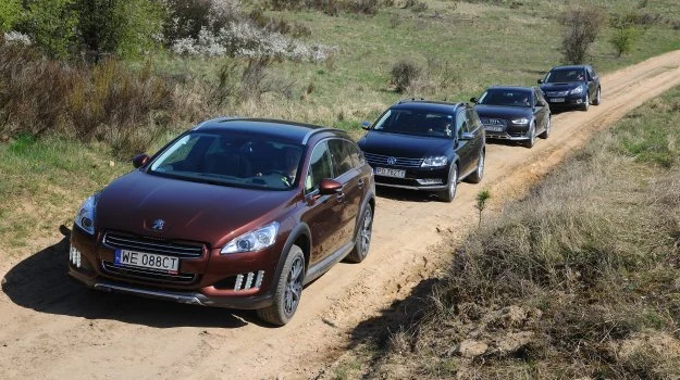 Każdy producent podniósł zawieszenie w swoim kombi klasy średniej i przeprojektował jego zderzaki, błotniki oraz progi, by dodać mu nieco więcej terenowego charakteru.
Każdy producent podniósł zawieszenie w swoim kombi klasy średniej i przeprojektował jego zderzaki, błotniki oraz progi, by dodać mu nieco więcej terenowego charakteru.