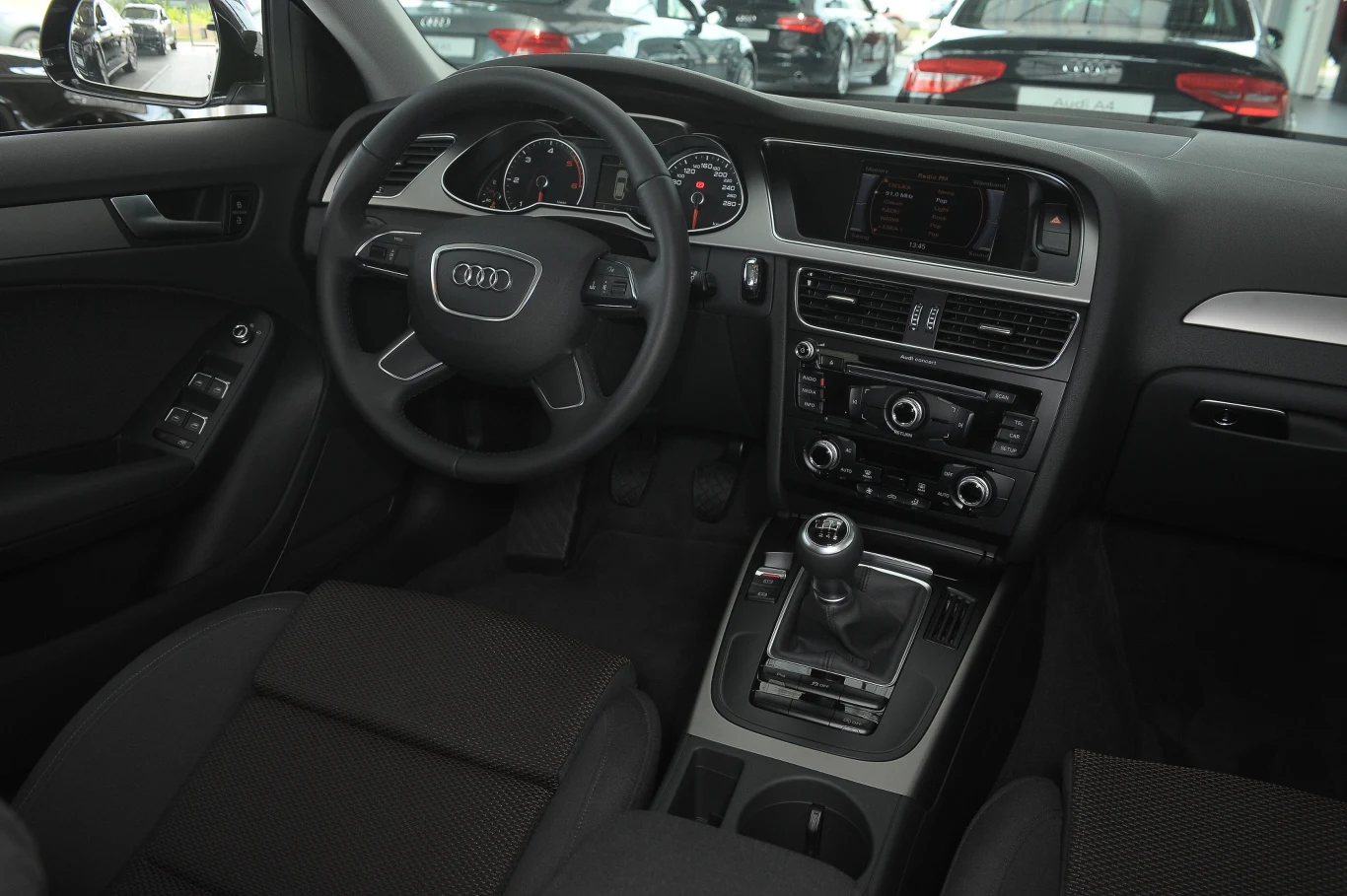 Najlepsze wykonanie i tworzywa są w Audi – wszystko, co wygląda na metalowe takie właśnie jest. Design kokpitu jest mało finezyjny, ale bardzo elegancki, a ergonomia stoi na najwyższym poziomie. Najlepsze wykonanie i tworzywa są w Audi – wszystko, co wygląda na metalowe takie właśnie jest. Design kokpitu jest mało finezyjny, ale bardzo elegancki, a ergonomia stoi na najwyższym poziomie.