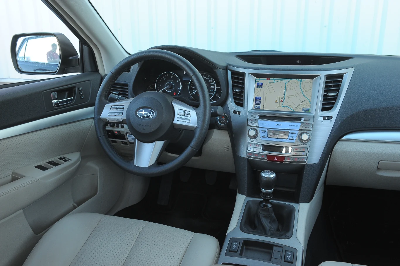 Za sprawą bardzo twardych (choć bardzo dokładnie spasowanych) tworzyw kokpit Outbacka nie robi tak dobrego wrażenia, jak u rywali. Na plus należy zapisać łatwość obsługi i czytelność wszelkich informacji. Za sprawą bardzo twardych (choć bardzo dokładnie spasowanych) tworzyw kokpit Outbacka nie robi tak dobrego wrażenia, jak u rywali. Na plus należy zapisać łatwość obsługi i czytelność wszelkich informacji.