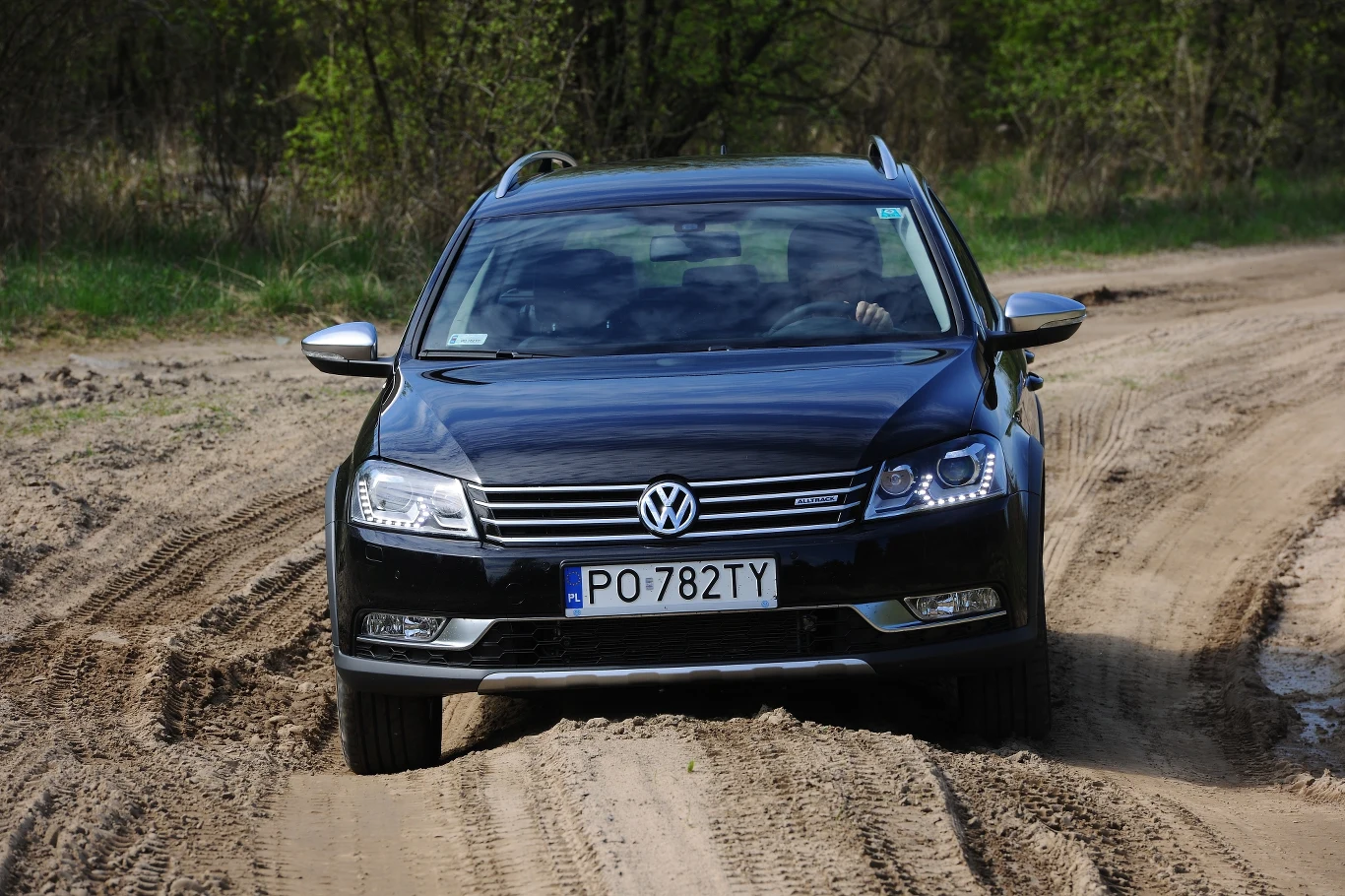 Passat jest zawieszony najniżej z całej czwórki – jego prześwit to „zaledwie” 16,5 cm. Mimo to pokona większość dróg gruntowych. Passat jest zawieszony najniżej z całej czwórki – jego prześwit to „zaledwie” 16,5 cm. Mimo to pokona większość dróg gruntowych.