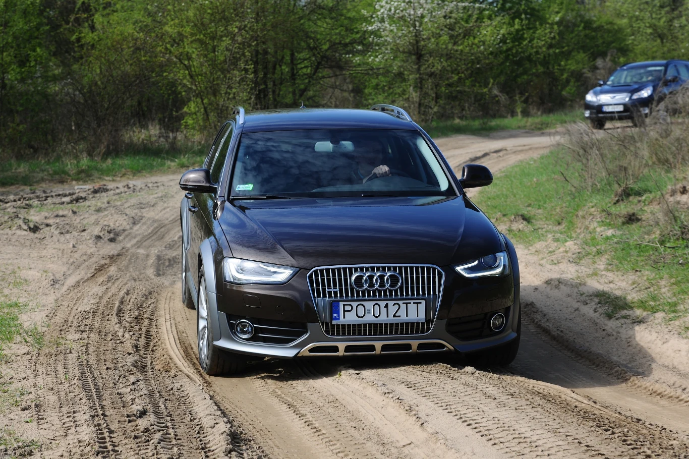Prześwit A4 Allroad wynosi 18 cm, czyli więcej niż w wysokoprężnych wersjach Mitsubishi Outlandera – koleiny nie są mu straszne. Prześwit A4 Allroad wynosi 18 cm, czyli więcej niż w wysokoprężnych wersjach Mitsubishi Outlandera – koleiny nie są mu straszne.
