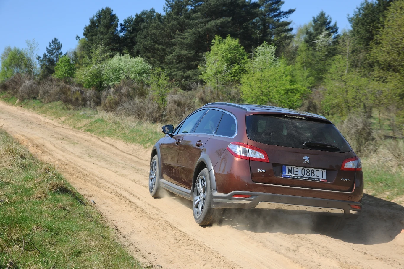 Tylny napęd elektryczny jedynie wspomaga przednią oś, ale to zazwyczaj wystarcza. Tylny napęd elektryczny jedynie wspomaga przednią oś, ale to zazwyczaj wystarcza.