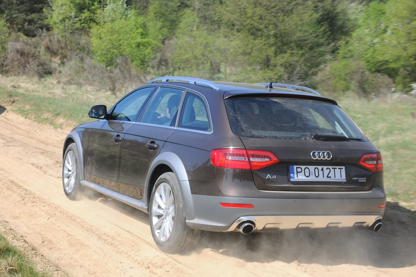 Stały napęd 4x4 quattro preferuje tylną oś, więc audi prowadzi się dość sportowo. Stały napęd 4x4 quattro preferuje tylną oś, więc audi prowadzi się dość sportowo.