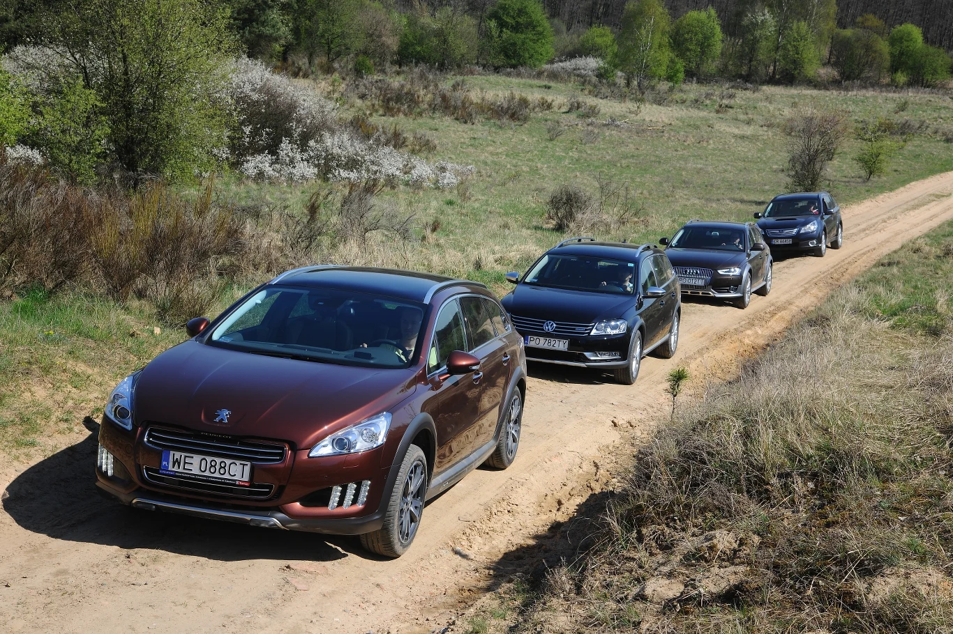 Pomysł na wygląd zewnętrzny był w przypadku wszystkich czterech aut taki sam – każdy producent podniósł zawieszenie w swoim kombi klasy średniej i przeprojektował jego zderzaki, błotniki oraz progi, by dodać mu nieco więcej terenowego charakteru. Pomysł na wygląd zewnętrzny był w przypadku wszystkich czterech aut taki sam – każdy producent podniósł zawieszenie w swoim kombi klasy średniej i przeprojektował jego zderzaki, błotniki oraz progi, by dodać mu nieco więcej terenowego charakteru.