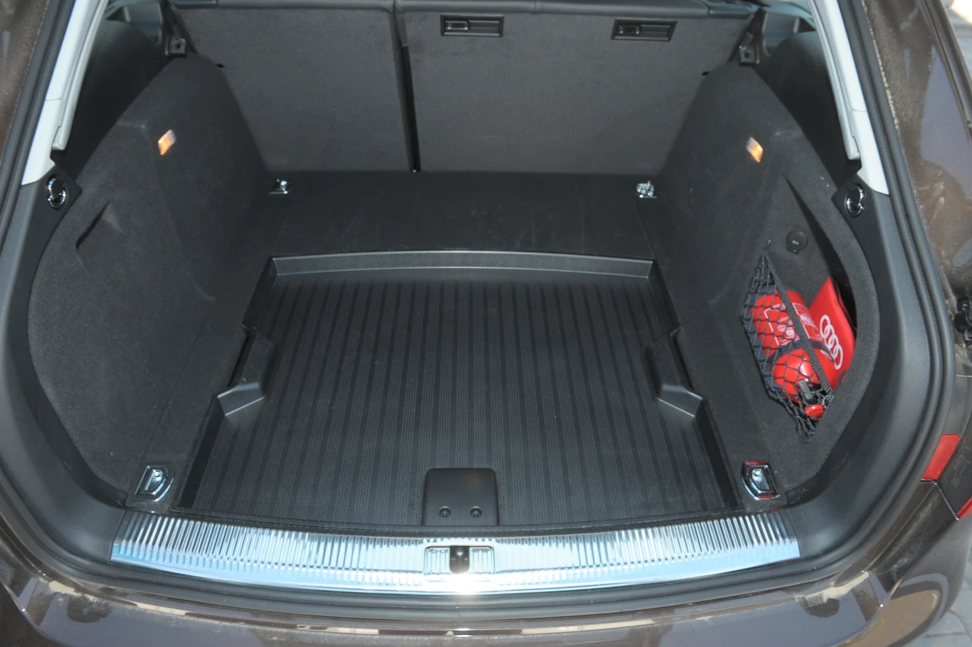 Po obróceniu podłoga bagażnika Allroada zmienia się w wodoszczelną wanienkę – np. na mokre buty narciarskie. Po obróceniu podłoga bagażnika Allroada zmienia się w wodoszczelną wanienkę – np. na mokre buty narciarskie.