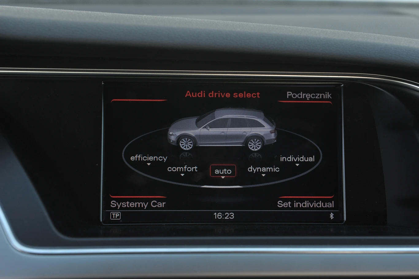 Oferowany za dopłatą system Audi drive select pozwala regulować czułość gazu oraz układu kierowniczego Allroada. Oferowany za dopłatą system Audi drive select pozwala regulować czułość gazu oraz układu kierowniczego Allroada.