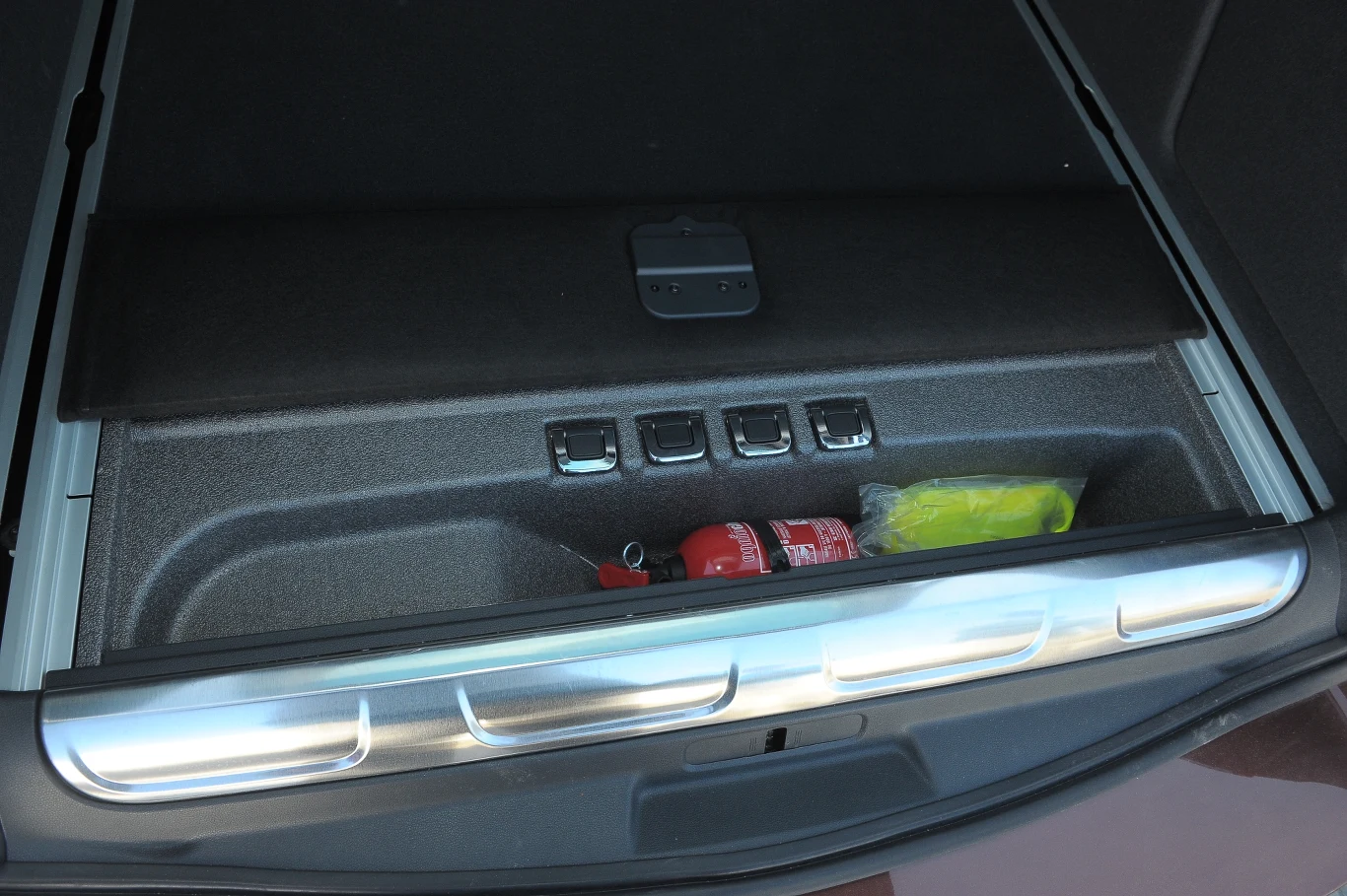 Pod podłogą bagażnika umieszczono akumulatory niklowo-metalowo-wodorkowe, poza nimi mieści się tam bardzo niewiele. Pod podłogą bagażnika umieszczono akumulatory niklowo-metalowo-wodorkowe, poza nimi mieści się tam bardzo niewiele.