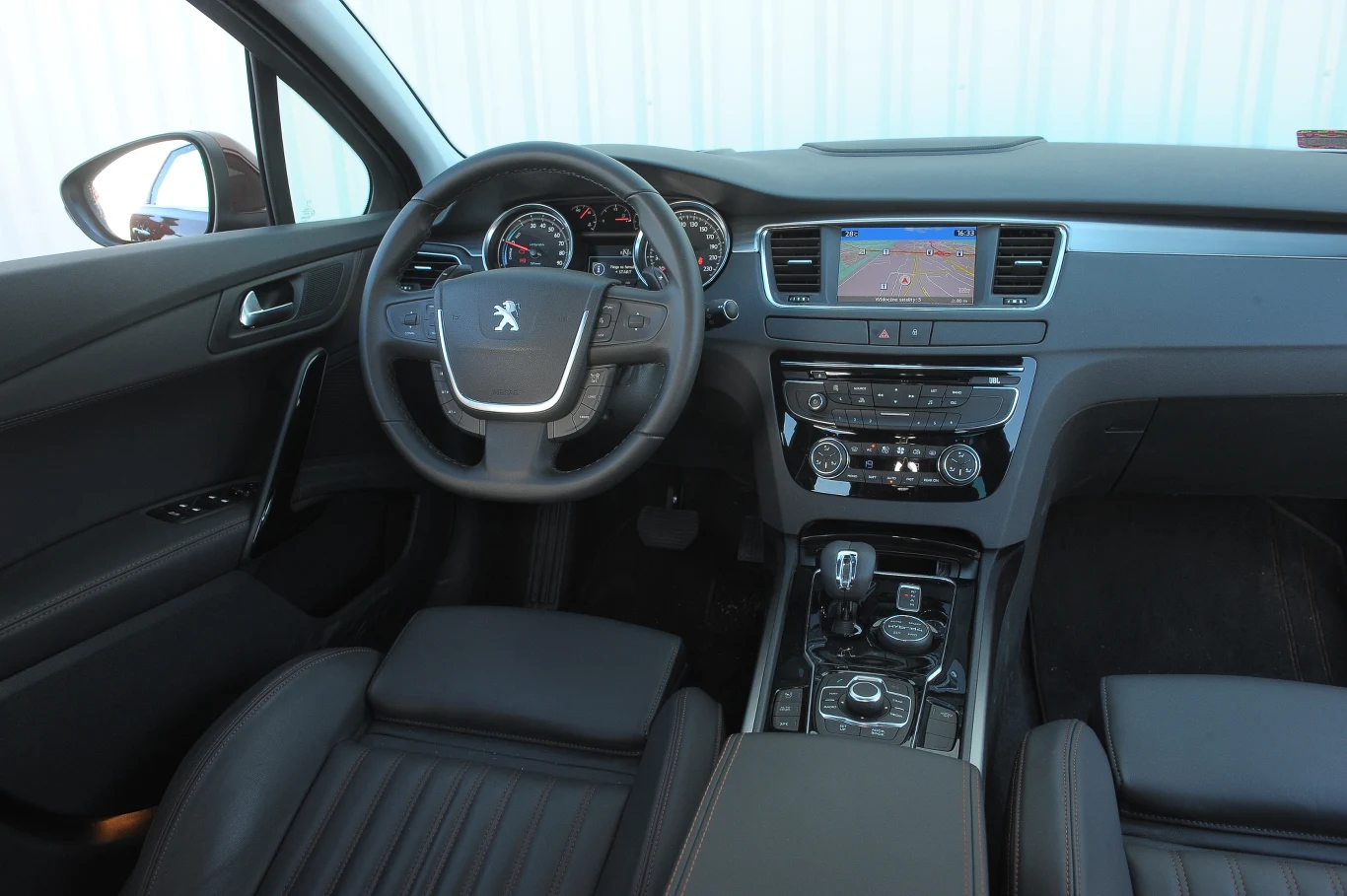 Mimo porozrzucanych przycisków (m.in. na kierownicy i w szufladzie po jej lewej stronie) obsługa nie stwarza problemów. Tworzywa i ich spasowanie zasługują na wysokie oceny, choć ustępują tym w Audi. Mimo porozrzucanych przycisków (m.in. na kierownicy i w szufladzie po jej lewej stronie) obsługa nie stwarza problemów. Tworzywa i ich spasowanie zasługują na wysokie oceny, choć ustępują tym w Audi.