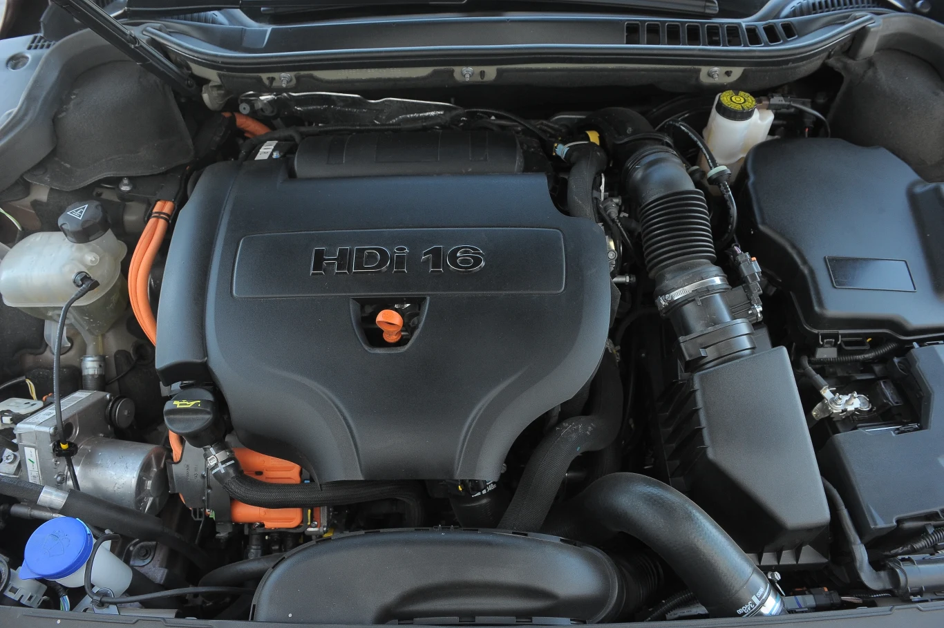 Silnik 2.0 HDi o mocy 163 KM robi dobre wrażenie, ale o wiele większe jest zasługą elektrycznego (37 KM). Silnik 2.0 HDi o mocy 163 KM robi dobre wrażenie, ale o wiele większe jest zasługą elektrycznego (37 KM).