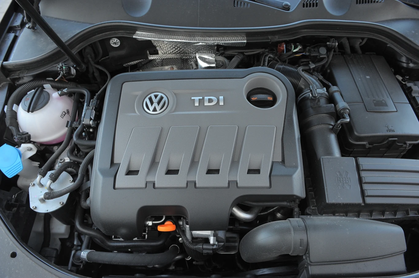 Dobrze znana jednostka 2.0 TDI o mocy 170 KM zapewnia bardzo dobre osiągi i nieduże zużycie paliwa. Dobrze znana jednostka 2.0 TDI o mocy 170 KM zapewnia bardzo dobre osiągi i nieduże zużycie paliwa.