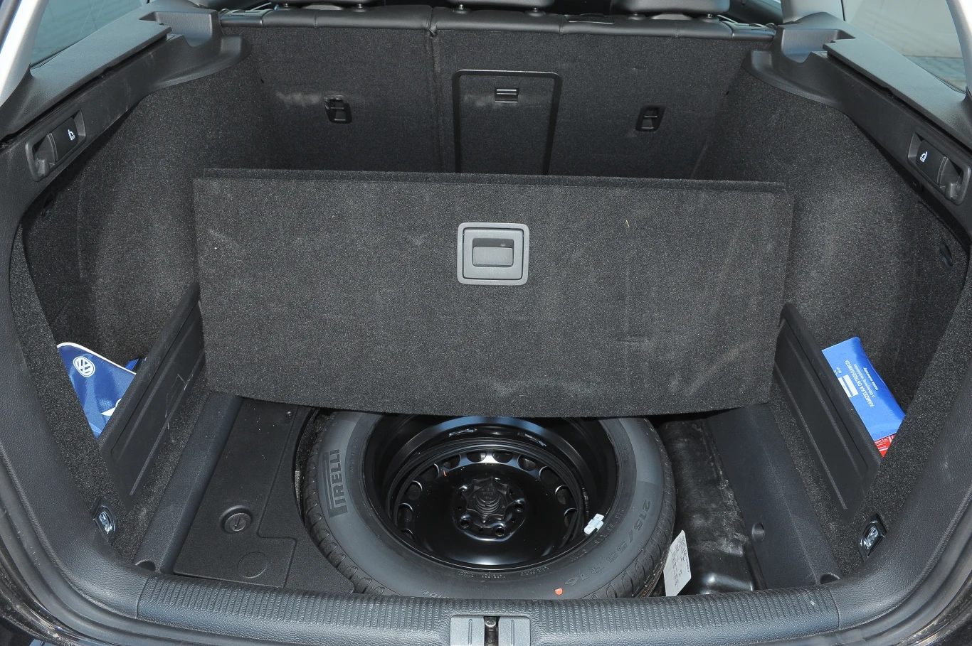 Tylko VW ma pod podłogą bagażnika koło zapasowe – i to nie dojazdowe. W aucie o takim charakterze to poważny atut. Tylko VW ma pod podłogą bagażnika koło zapasowe – i to nie dojazdowe. W aucie o takim charakterze to poważny atut.