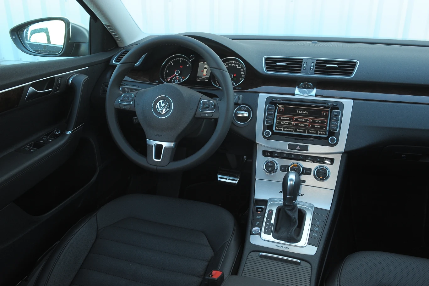 Kokpit jest porządnie wykonany z niezłej jakości tworzyw, ale nic nie ukryje faktu, że zaprojektowano go już 7 lat temu. Jedynym wyróżnikiem wersji Alltrack jest napis pod panelem klimatyzacji. Kokpit jest porządnie wykonany z niezłej jakości tworzyw, ale nic nie ukryje faktu, że zaprojektowano go już 7 lat temu. Jedynym wyróżnikiem wersji Alltrack jest napis pod panelem klimatyzacji.