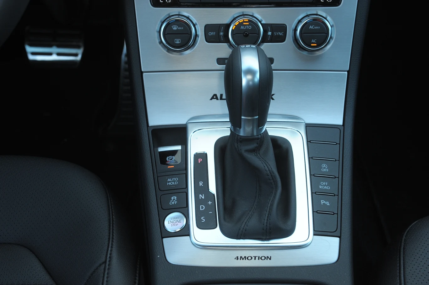 Okrągły przycisk uruchamia silnik. Z prawej strony włącza się program jazdy terenowej, który zmienia m.in. charakterystykę ESP. Okrągły przycisk uruchamia silnik. Z prawej strony włącza się program jazdy terenowej, który zmienia m.in. charakterystykę ESP.