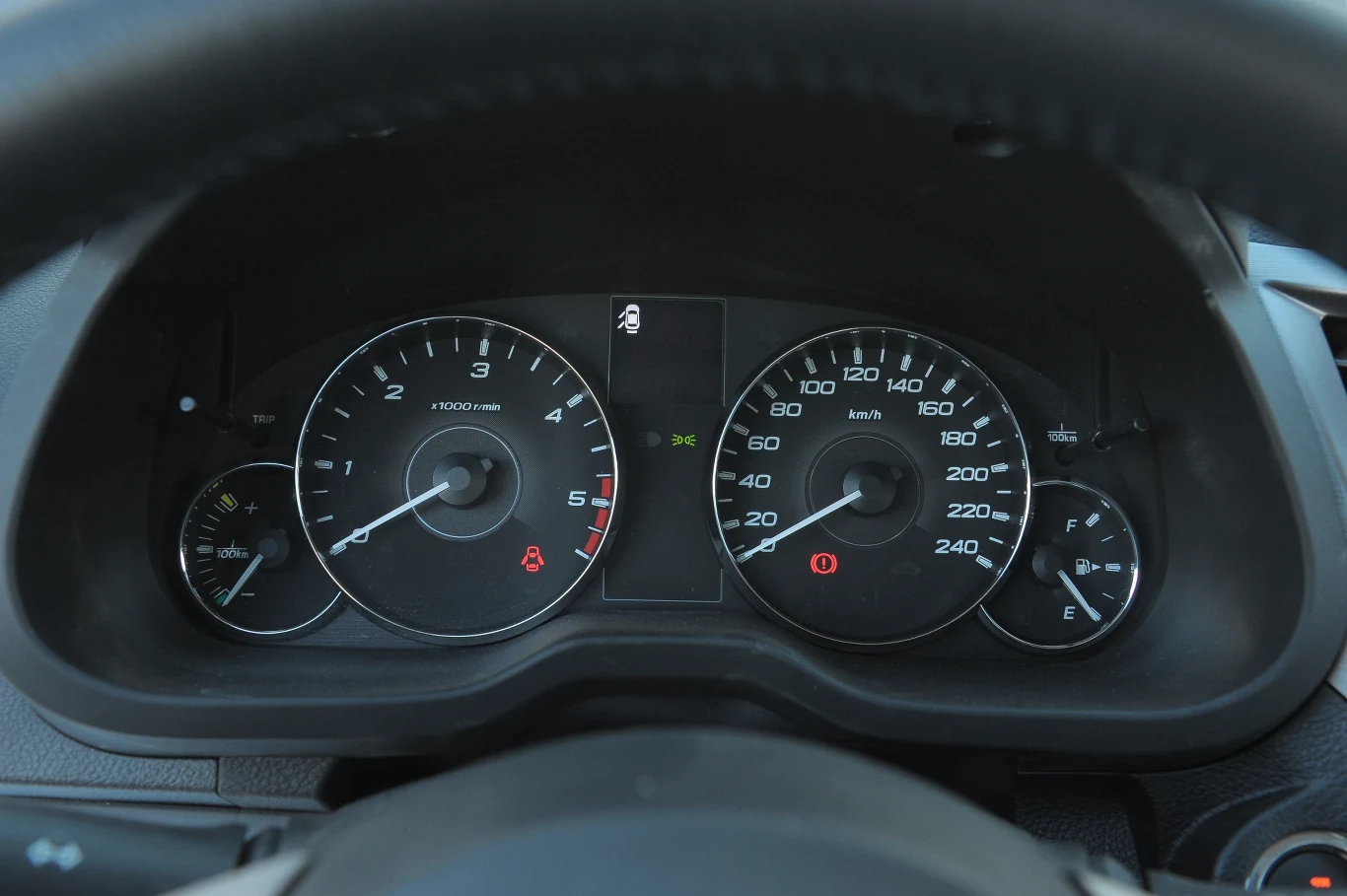 Zamiast wskazań chwilowego spalania (wyświetla je także komputer pokładowy) przydałby się wskaźnik temperatury silnika. Zamiast wskazań chwilowego spalania (wyświetla je także komputer pokładowy) przydałby się wskaźnik temperatury silnika.