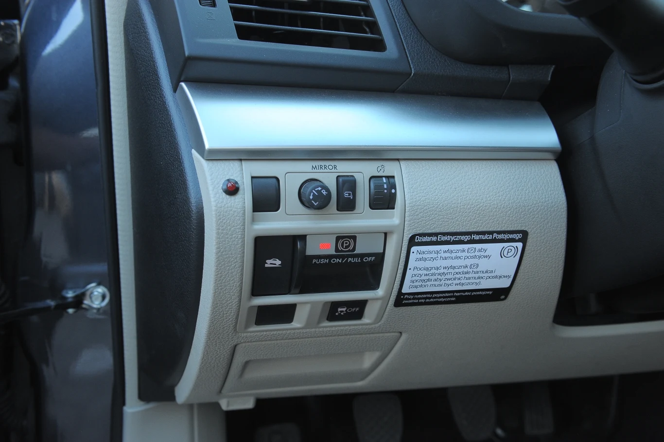 W tym gąszczu kryje się m.in. sterowanie lusterek, oświetlenia wskaźników, hamulca ręcznego i systemów wspomagających jazdę. W tym gąszczu kryje się m.in. sterowanie lusterek, oświetlenia wskaźników, hamulca ręcznego i systemów wspomagających jazdę.