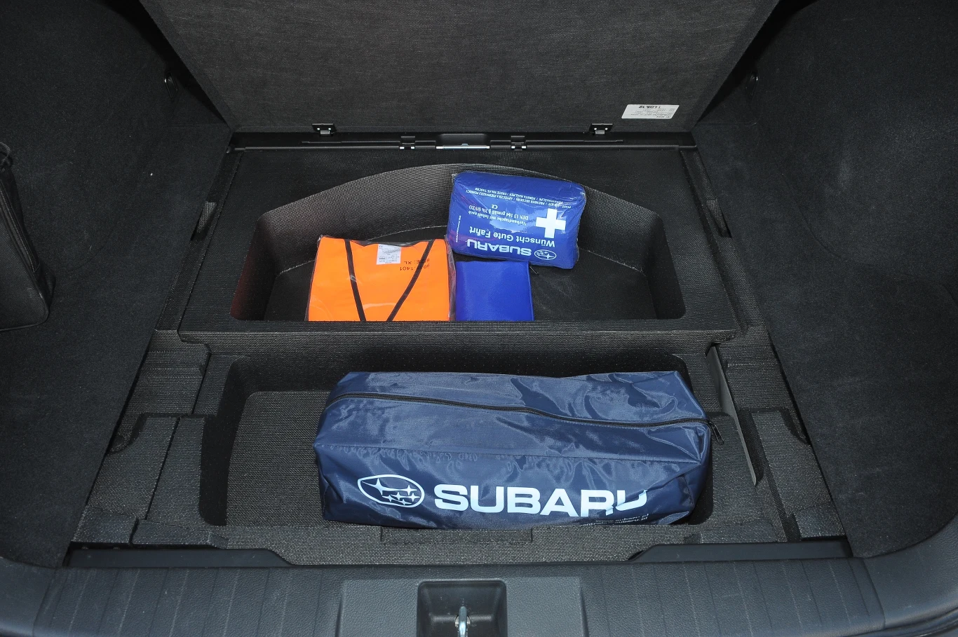 Pod podłogą bagażnika Subaru znalazło się miejsce na dwa pokaźne schowki – zmieści się tu więcej niż apteczka, trójkąt i gaśnica. Pod podłogą bagażnika Subaru znalazło się miejsce na dwa pokaźne schowki – zmieści się tu więcej niż apteczka, trójkąt i gaśnica.