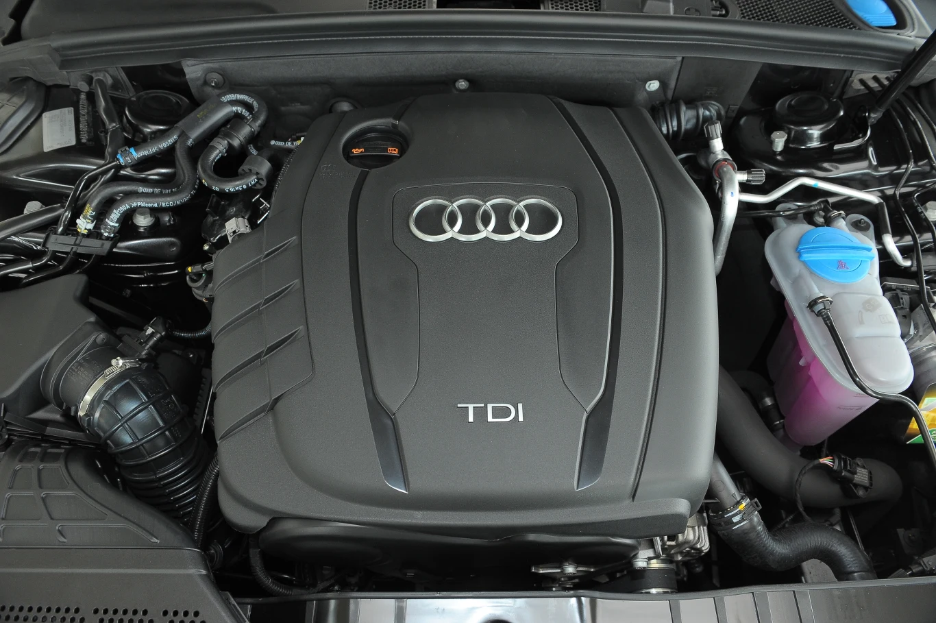 Silnik Audi zapewnia mu najlepsze osiągi w porównaniu i jest zdecydowanie najlepiej wyciszony. Silnik Audi zapewnia mu najlepsze osiągi w porównaniu i jest zdecydowanie najlepiej wyciszony.