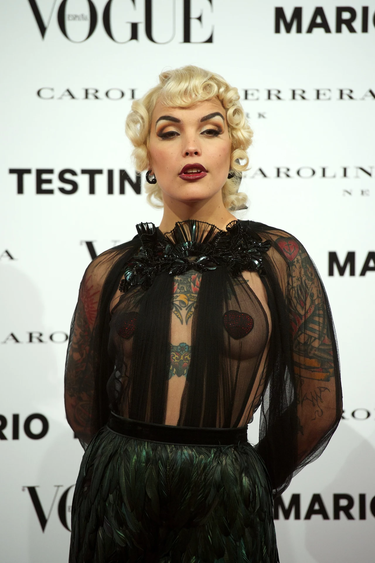Vinila Von Bismarck lubi stylistykę burleski. Dodatkowo sporą część jej ciała pokrywa tatuaż. Podoba ci się? Vinila Von Bismarck lubi stylistykę burleski. Dodatkowo sporą część jej ciała pokrywa tatuaż. Podoba ci się?