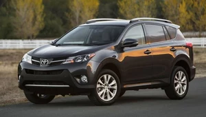 Nowa Toyota RAV4 otrzymała LED-owe światła do jazdy dziennej.