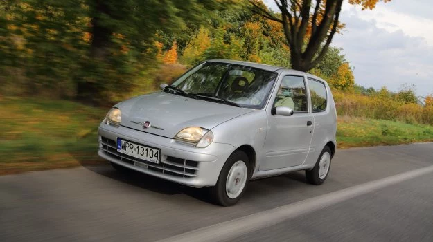 Mimo niewielkich rozmiarów, Fiat Seicento był rejestrowany jako auto pięcioosobowe.