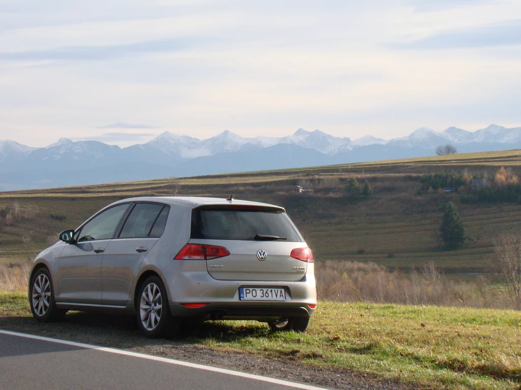 Nowy VW Golf podczas górskiej wycieczki. W tle słowackie szczyty