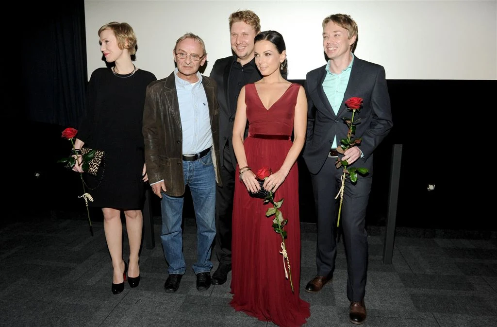 W premierowym pokazie „Od pełni do pełni” uczestniczyły też  inne gwiazdy filmu – grająca główną rolę Kasia Glinka, grający ukochanego Lenki Andrzej Nejman, czyli niezapomniany Waldek Złotopolski ze „Złotopolskich”, oraz Jerzy Bończak, czyli saksofonista Cyprian Sulej z „Lekarzy”, i Monika Kwiatkowska, czyli Elżbieta Norblińska z „Paradoksu”. W kinie pojawił się też perfekcyjnie wystylizowany Maciej Jachowski, czyli Ireneusz Podleśny z „M jak miłość”.