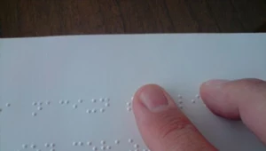 Nowa proteza oka pozwala "zobaczyć" alfabet Braille'a