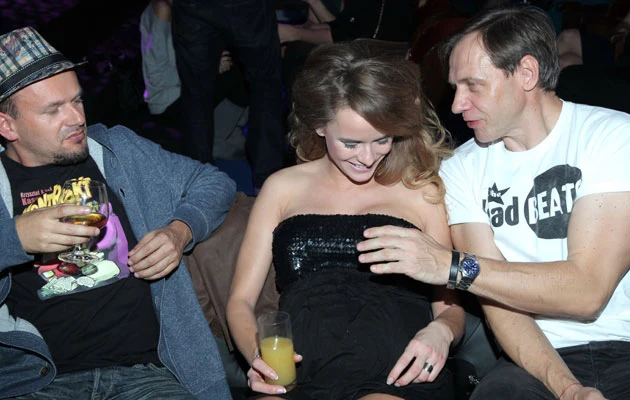 Monika Ordowska z Pawłem Kasą Kasowskim i innym uczestnikiem bankietu