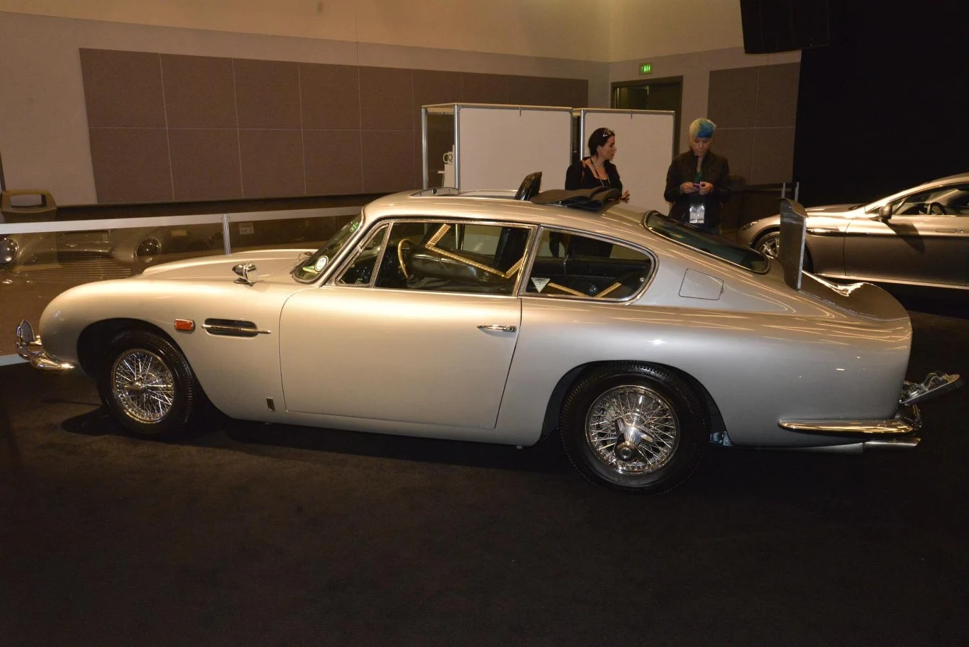 Aston Martin DB5 z filmów o przygodach Jamesa Bonda