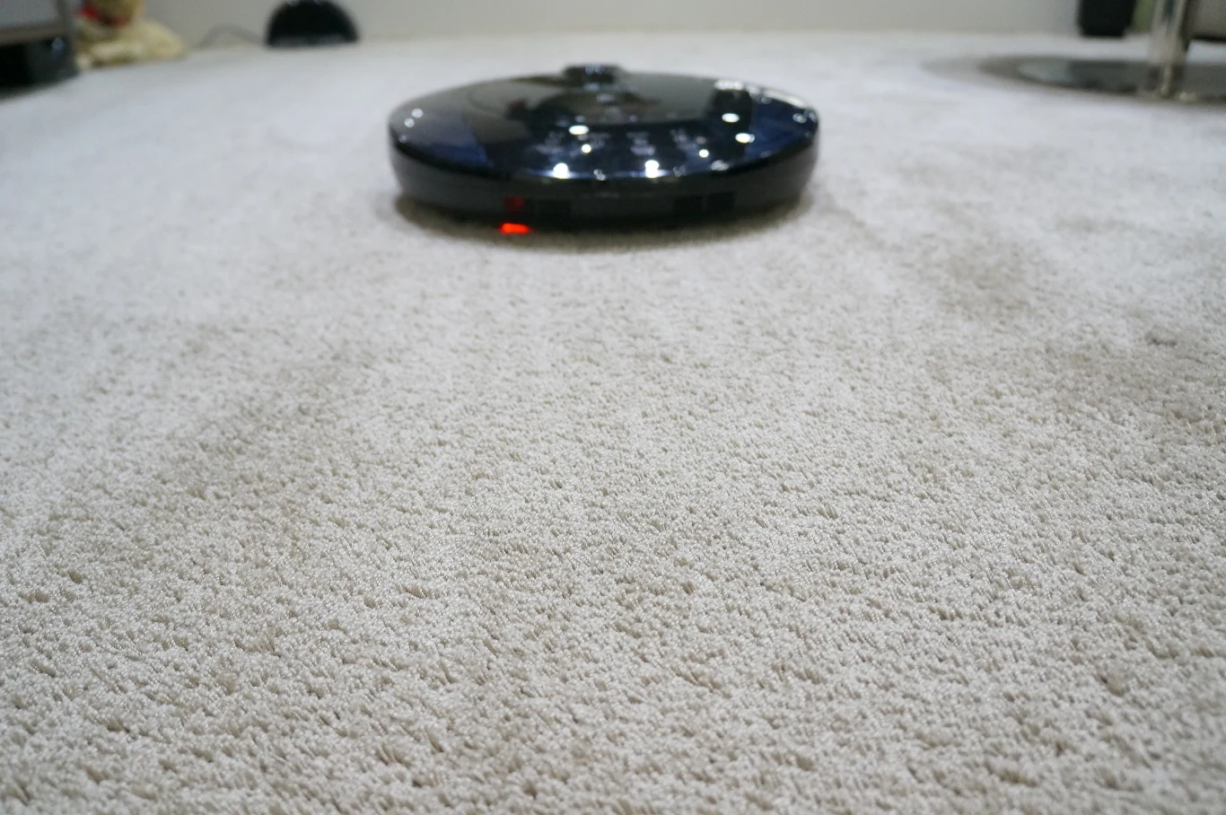 Hom Bot 2.0 - inteligentny odkurzacz, który automatycznie sprząta mieszkanie. Odpowiedź LG na Roombę