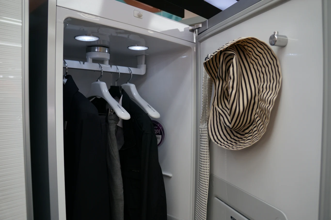 Urządzenie, które stanowi połączenie szafy z pralką - wsadzamy ubranie do środka i po 30 min. ma być ono świeże i pachnące