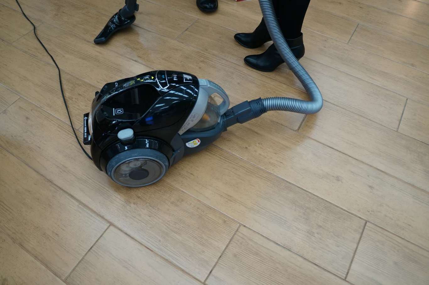 Odkurzacz, KOMPRESSOR FOLLOW ME, który podczas pracy podąża za użytkownikiem