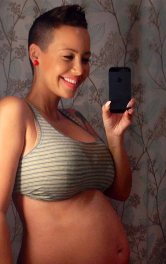 Amber Rose lubi chwalić się brzuchem na Twitterze