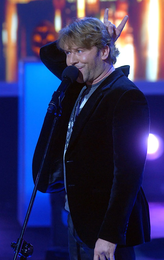 Michał Milowicz na scenie. Aktor od lat jeździ po Polsce z własnym recitalem