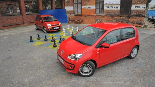 Nasza szachownica – Fiat Panda w starciu z Volkswagenem Up! Pierwszy kosztuje 37 400 zł, natomiast drugi to wydatek 37 750 zł.