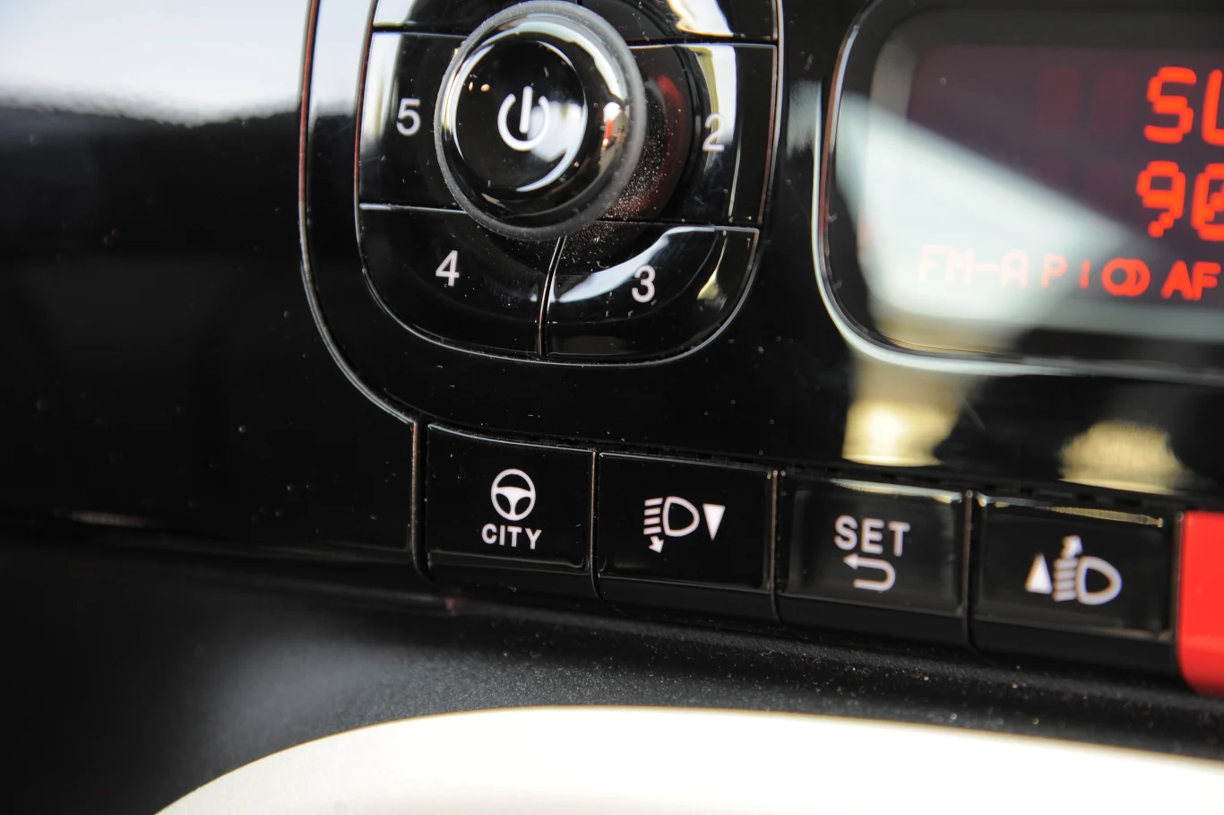 „Set” wraz z przyciskami obok służy do ustawiania funkcji samochodu. „Set” wraz z przyciskami obok służy do ustawiania funkcji samochodu.