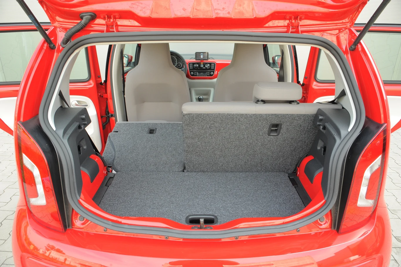 Kanapa dzielona od wersji Move Up! Bagażnik ma podwójną podłogę. Kanapa dzielona od wersji Move Up! Bagażnik ma podwójną podłogę.