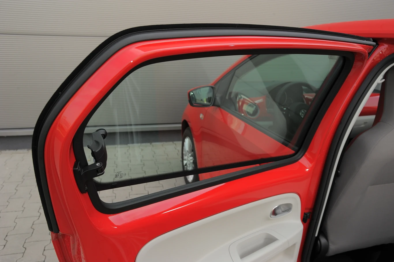 Połacie gołej blachy nie przeszkadzają tak bardzo, jak uchylana tylna szyba. Połacie gołej blachy nie przeszkadzają tak bardzo, jak uchylana tylna szyba.