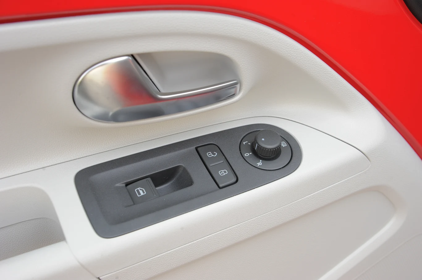 Ktoś ukradł drugi przycisk? Nie. Tak ma być, bo jest taniej. Ale niewygodnie. Ktoś ukradł drugi przycisk? Nie. Tak ma być, bo jest taniej. Ale niewygodnie.