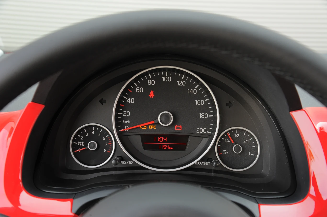 Obrotomierz jest tak mały, że czasem zapomina się o jego istnieniu. Dominuje wielki i bardzo czytelny prędkościomierz. Obrotomierz jest tak mały, że czasem zapomina się o jego istnieniu. Dominuje wielki i bardzo czytelny prędkościomierz.