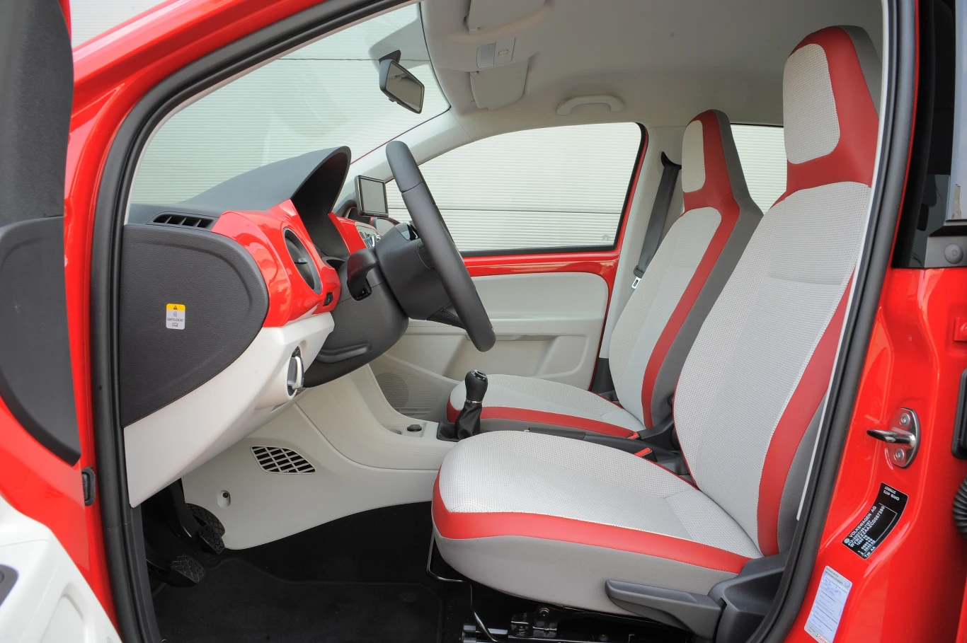 Fotel bez trzymania bocznego, ale za to bardzo dobra pozycja za kierownicą. Fotel bez trzymania bocznego, ale za to bardzo dobra pozycja za kierownicą.