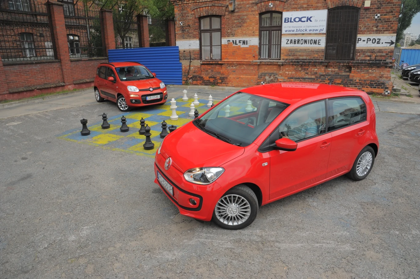 Nasza szachownica – Fiat Panda w starciu z Volkswagenem Up! Pierwszy kosztuje 37 400 zł, natomiast drugi to wydatek 37 750 zł. Nasza szachownica – Fiat Panda w starciu z Volkswagenem Up! Pierwszy kosztuje 37 400 zł, natomiast drugi to wydatek 37 750 zł.